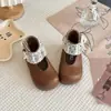 Sapatos de Princesa para Meninas 2026 Nova Moda Sapatos de Couro Infantis Sola Macia Sapatos para Meninas Outono Sapatos Estilosos Pratas Planos