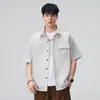 Ropa para Hombre Xintang Chaqueta transpirable de manga corta para hombre, estilo americano, con caída y textura naturales, bolsillo en el pecho con parche de logo, camisa para hombre