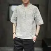 Camiseta única com decote em V e um novo toque casual estilo chinês, mangas de três quartos, blusa versátil listrada de manga curta para homens, corte solto com design tradicional chinês