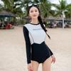 Traje de Baño Nuevo para Mujer 2022 Una Pieza Triángulo Manga Larga Estilo Falda Surfing Bloque de Color Blanco y Negro Venta al por Mayor Traje de Baño para Aguas Termales