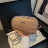 Bolso de hombro estilo coreano, personalizado, con tachuelas, moderno y práctico para ir al trabajo en 2026 - un bolso cruzado tipo almohada, moderno, casual y espacioso