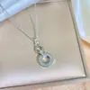 Colar de Aço Titânio com Pingente de Anel Duplo Totalmente Cravejado para Mulheres Elegante Versátil Exquisito Corrente para Clavícula de Zircônia Joias de Luxo Leve de Celebridade da Internet