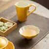 Juego de té de cerámica amarillo limón con detalles dorados, que incluye una taza con tapa, tetera, taza de maestro, taza de degustación, taza de té, soporte para tetera, posavasos y taza de equidad