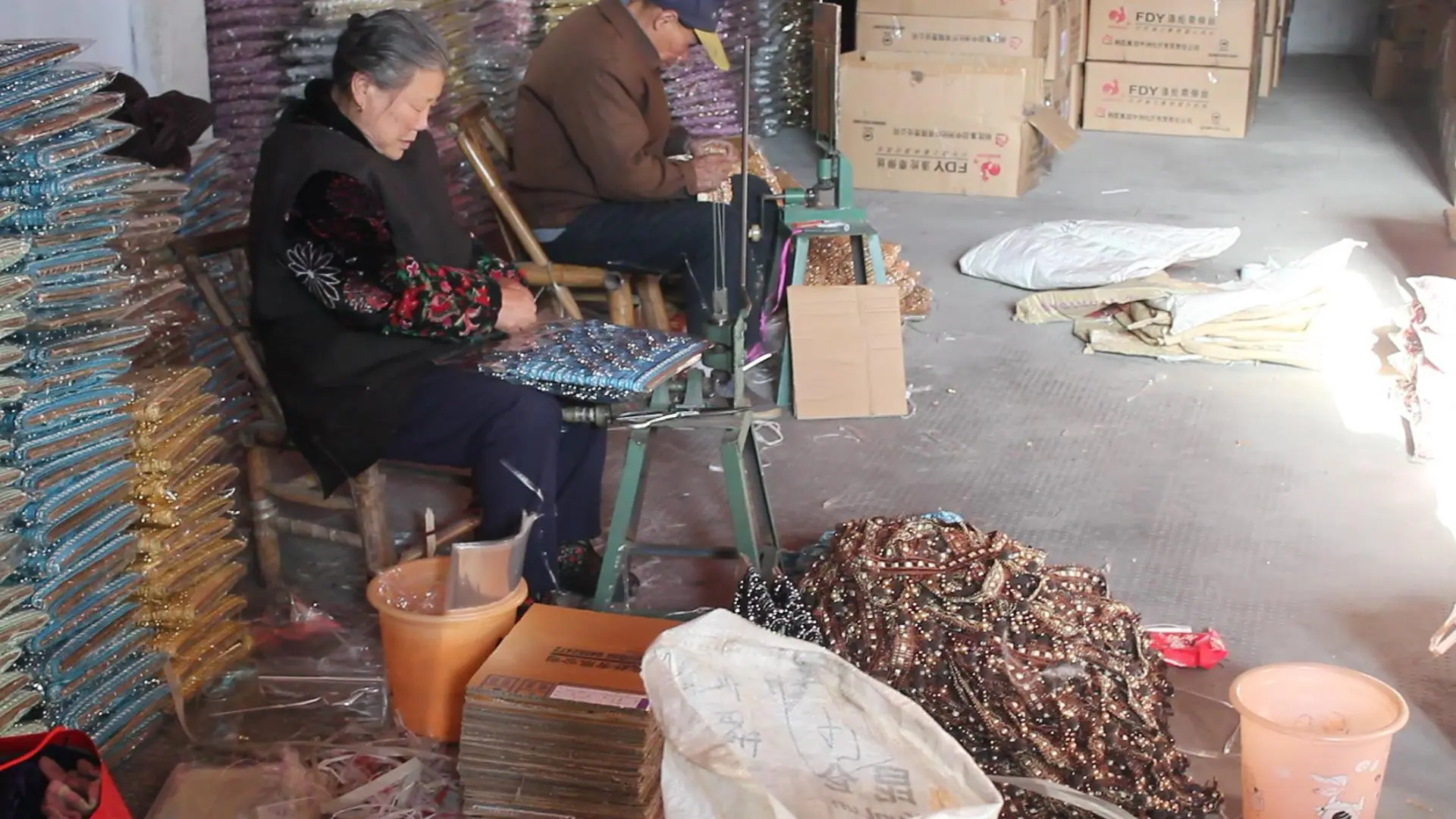 宁辉纺织花边与珠子加工过程_20144121018