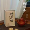A caixa de presente do Festival do Meio Outono contém pequenas latas de chá Phoenix Dancong "Fragrância de Merda de Pato", um presente festivo de chá oolong
