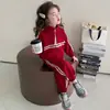 Conjunto de terno estilo coreano com gola alta para meninas, novo conjunto de duas peças da moda primavera e outono 2026 para menininhas estilosas
