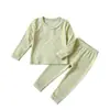 Conjunto de loungewear infantil para menina de outono, com estampa floral pequena, para primavera e outono, incluindo blusa e calça, adequado para usar em casa.