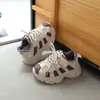 Novo Modelo 2026 Sapatos Infantis, Malha Respirável Estilo Pai, Para Meninos e Meninas, Velcro, Antiderrapante, Sola Macia, Sapatos Casuais Esportivos