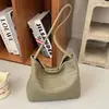 Bolsa de palha trançada de balde transfronteiriça 2026 nova de nicho para mulheres, bolsa de mão fashion e moderna, bolsa de ombro vintage sob o braço