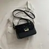 Bolsa de mão patchwork monogramada estilo coreano com fecho de cadeado, uma bolsa de ombro moderna e minimalista, uma bolsa quadrada pequena adequada para uso casual e para o trabalho