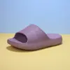 Novas pantufas femininas, sandálias de verão para casa antiderrapantes, silenciosas e leves, design simples, adequadas para uso doméstico, e também disponíveis como conjunto para casais para homens