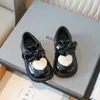 Zapatos de piel para niña, nuevo estilo otoño e invierno, zapatillas suaves tipo princesa para niños, zapatos de bebé con forma de corazón, zapatos para niñas pequeñas con forma de lazo