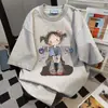 Camiseta de Manga Curta Estampada com Letras Coloridas Graffiti Cinza Branco Nicho para Mulheres Verão 2025 Tops Soltos com Gola Redonda Estilo Ins