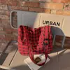 Bolso de Tote Retro a Cuadros Rojos y Negros con un Ambiente Perezoso y Relajado, un Bolso de Hombro Tesoro para Estudiantes Universitarios para Clase, Compras y Salidas Diarias