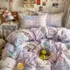Conjunto de cuatro piezas suave y amigable con la piel, a cuadros estilo coreano con bloques de color, para el hogar, dormitorio, residencia estudiantil, adecuado para todas las estaciones, conjunto de tres piezas