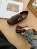 Sapatos Brogue de Couro Esculpido Estilo Barroco Britânico Retrô para Mulheres 20256 Novo Modelo Loafers com Aumento Oculto de Altura