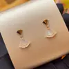 Brincos Pequenos de Madrepérola em Formato de Saia de Alta Qualidade Banhados a Ouro Rosé 18K, Design Delicadamente Trabalhado em Formato de Leque com Ágata Vermelha e Cravação Completa em Diamante