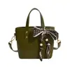 Bolso tejido para mujer, nueva moda transfronteriza, bolso cruzado versátil de alta gama, bolso de hombro de nicho de lujo ligero con bufanda de seda