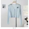 Senso de Design Flor Tridimensional Cardigan Fino com Decote V Proteção Solar Feminino Primavera 2025 Saia Slip Top Curto de Tricô