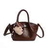 Bolsa Balde Popular de Nicho Transfronteiriça para Mulheres 2026 Nova Moda Elegante Bolsa de Ombro Super Tendência Bolsa Transversal de Couro Oleado