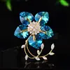 Broche de Flor de Cristal Estilo Lujo Ligero, Pin Incrustado de Circonita, Sensación Elegante y de Alta Gama, Broches al por Mayor para Trajes y Abrigos