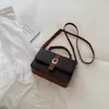 Novas tendências de moda outono e inverno: bolsas quadradas pequenas estilosas com fecho de trava, exalando uma vibe sofisticada, adequadas para o trajeto diário, e podem ser carregadas na mão ou usadas como bolsa transversal; sacos de ombro das mulheres
