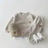 Conjunto infantil para primavera e outono, estiloso e moderno, estilo coreano, duas peças: moletom e calça de moletom com estampa de urso de desenho animado para meninos e meninas