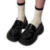 Zapatos de cuero para mujer de suela gruesa y punta redonda, color retro versátil, nuevos modelos de otoño 2026, estilo francés, tacón grueso, mocasines de estilo británico.