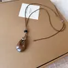 Colar com pingente de madeira e cordão de couro, moderno, na moda, versátil, estiloso, corrente para suéter, luxo discreto, toque de alta qualidade, atacado de joias