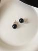 Aretes simples de perla de vidrio negro estilo francés Nuevos aretes populares para combinar con todo 2023 Aretes de lujo ligero de alta gama para mujer