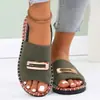 Europa e Estados Unidos novas sandálias planas mulheres transfronteiriças pano elástico decorações de metal tamanho grande sapatos sapatos de praia atacado