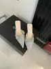 Zapatos de tacón alto de satén elegantes estilo francés Chuyuji 2026 primavera-verano punta fina tacón de aguja con pedrería estilo hada punta cerrada