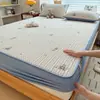  Protector de colchón acolchado de gasa estilo nuevo, impermeable, para uso en el hogar, almohadilla a prueba de orina para bebés, funda de colchón completamente cerrada, funda de cama anti-fugas