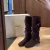 Hebilla de cinturón de moda europea y americana, botas largas de tacón interior para mujer, nuevo estilo otoño 2026, efecto adelgazante, botas de plataforma, botas largas Maillard para mujer