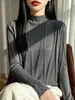 Suéter de forro polar Andy para mujer con un sutil brillo, versátil para otoño e invierno, con una mezcla de lentejuelas, hilo y hilos brillantes, creando un tejido suave y acogedor con un toque de elegancia