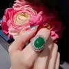 Juego de Cena de Joyería: Collar con Colgante de Paz de Calcedonia Verde Brasileña Flor de Iris, Pulsera de Perlas Color Esmeralda Huevo de Paloma