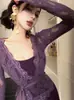 Cárdigan Morado de Encaje Combinado con una Falda de Tirantes Ajustada de Cola de Pez, un Conjunto de Dos Piezas Moderno y Sexy para Mujeres a Principios de Otoño