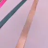 O fabricante fornece fita de poliéster brilhante de 1,5 cm para cordão DIY em estoque, disponível em 13 cores, amostras grátis disponíveis.