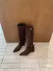 Botas de Montar de Caña Alta Delgadas con Puntera Puntiaguda de Gamuza, Hebilla, Aumento Interno de Altura, Colección Otoño/Invierno 2026