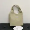 Bolso de Ocio de Nicho para Mujer 2025 Nuevo Bolso de Hombro Rayado de Pana Estudiante Viajero Plegado Bolso Temprano de Ocho Bajo el Brazo