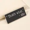 Cross-border novo Inglês frase curta pintar crachá simples letra vermelha acessórios personalidade versátil pino broche de metal