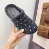 Sandálias slip-on de bolinhas estilo coreano para mulheres, adequadas para uso ao ar livre no outono/inverno de 2026, apresentando uma sola macia e um design inspirado na Birkenstock