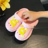 Sandalias perforadas para niños para el verano, niños y niñas, pantuflas para interior y exterior, antideslizantes, resistentes al olor, zapatos perforados para bebé para uso en casa