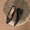 Sapatos de Salto Baixo Bloco Bico Fino de Couro Macio Preto para Mulheres, Estilo Primavera e Outono, Versátil com Fivela de Metal, Sapatos Profissionais de Trabalho para Deslocamento para Mulheres