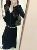 Chamarra sudadera negra, conjunto deportivo casual de otoño para mujer, nuevo estilo 2026, sofisticado y discreto, perfecto para un look inteligente y elegante