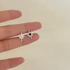 Aretes de Estrella Blancos y Negros para Mujer Elegantes de Nicho con Sentido de Alta Gama Pendientes de Moda Ins Estilo Nuevo 2024 para Agujeros de Oreja Pendientes Versátiles
