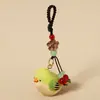 Pingente de chaveiro de carro de pássaro rechonchudo esculpido em madeira feito à mão, decoração fofa e requintada para bolsa para homens e mulheres, presente de aniversário