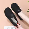 Zapatos transpirables de suela blanda antideslizantes para mamá de primavera y verano, zapatos de meter poco profundos con superficie de malla, mocasines planos cómodos para casa para mujer