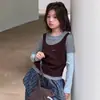Camiseta Feminina Bloco de Cores Falsa Duas Peças 2026 Outono Novo Estilo Crianças Médias e Grandes Casual Manga Longa com Babado Calça Jeans