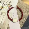 Pulseira de Contas Vermelhas Kt Cat de Alto Valor e Popular para Mulheres, Estilo Doce Retrô Versátil de Celebridade da Internet, Presente para o Aniversário da Namorada